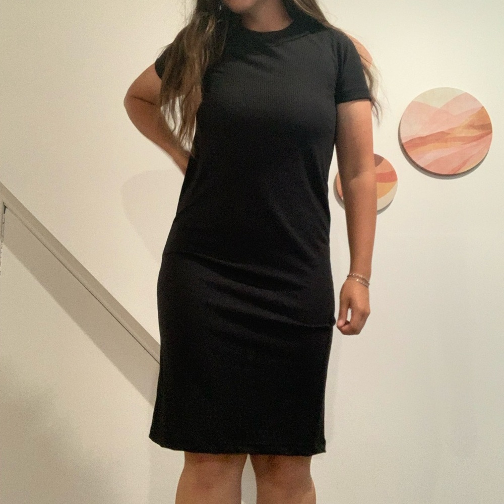 Knee length body con rubbed black short sleeve dress
